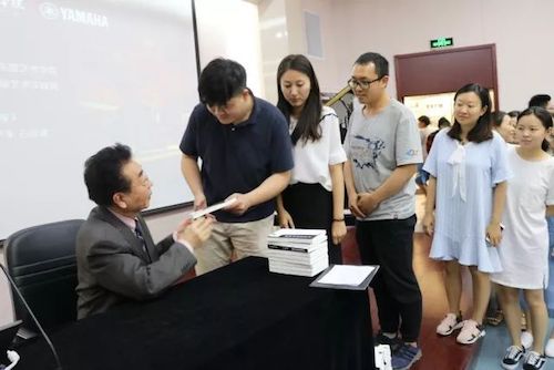 优胜客艺术家石叔诚与特邀艺术家顾平受邀于成都大学东盟艺术学院、音乐与舞蹈学院艺术实践周开展公开课