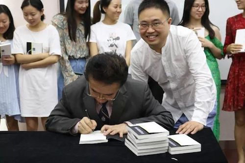 优胜客艺术家石叔诚与特邀艺术家顾平受邀于成都大学东盟艺术学院、音乐与舞蹈学院艺术实践周开展公开课