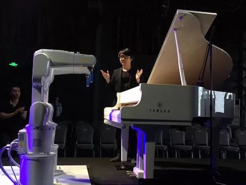 优胜客艺术家宋思衡携手机器人奏响“科技之音”