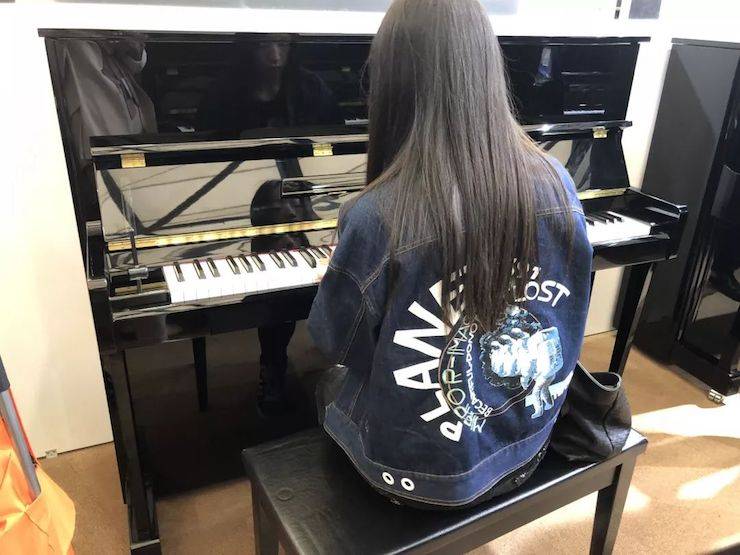 参观来宾试奏优胜客钢琴