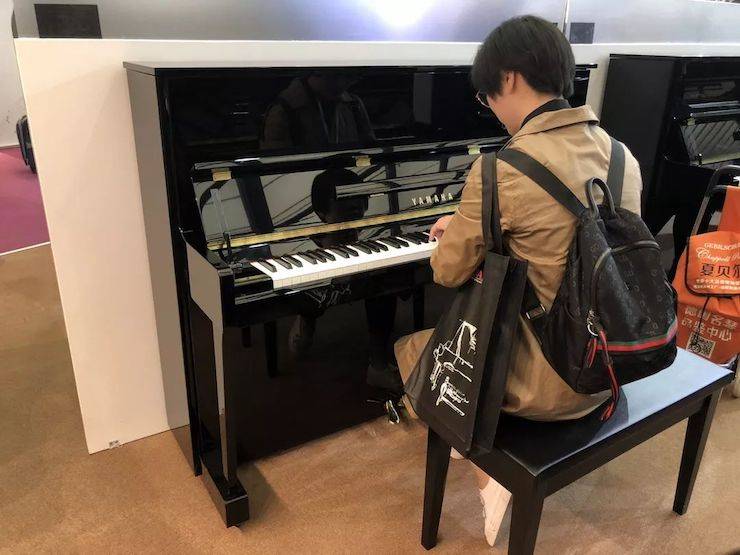 参观来宾试奏优胜客钢琴