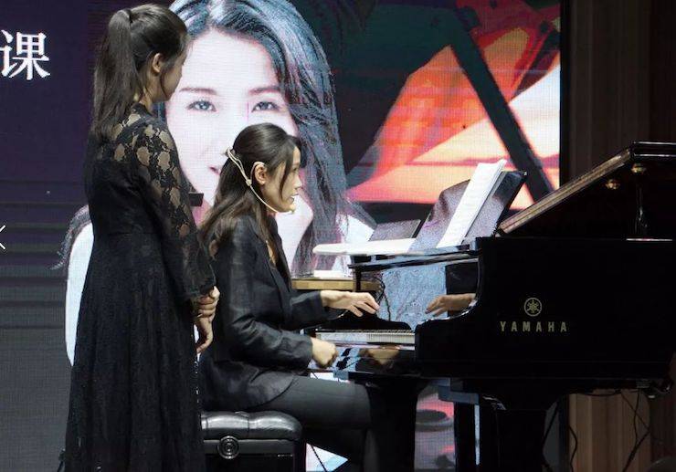 科技推动音乐教育创新，张希教授《古典主义时期钢琴奏鸣曲的演绎》公开课圆满成功