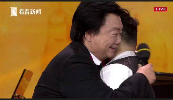 主持界泰斗叶惠贤力赞优胜客未来艺术家刘明康：“很难相信，这么悠扬的琴声出自一位自闭症少年的手里！”