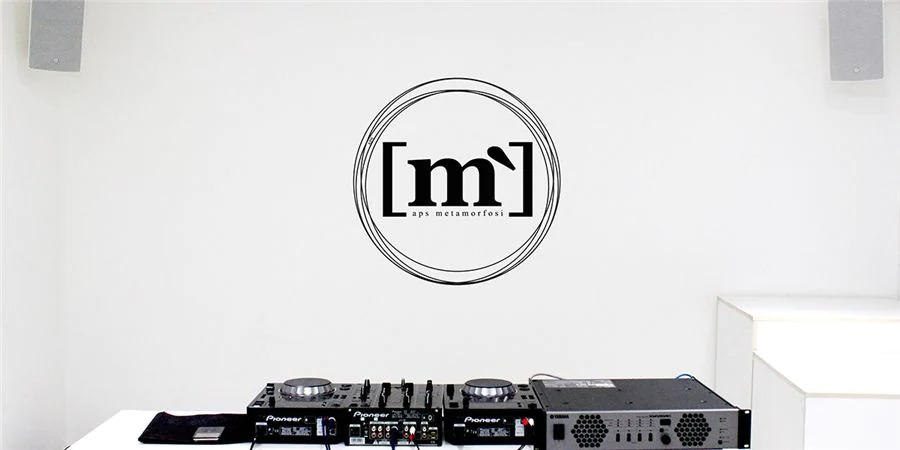 优胜客帮助Metamorfosi酒吧中的工匠们